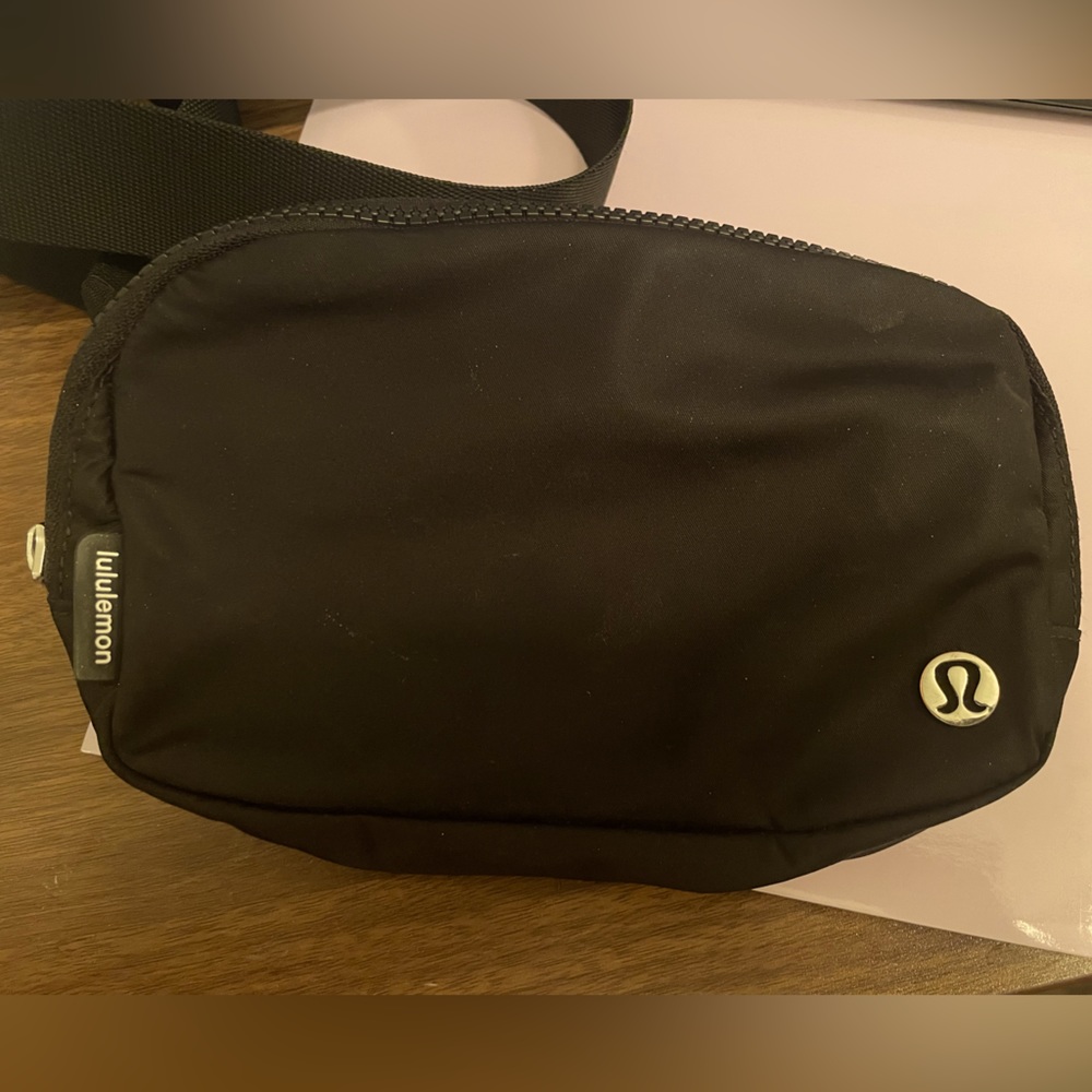 lulu lemon • everywhere belt bag •